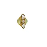 Anillo artesanal de bronce color dorado con apliques de piedras naturales color verde y perlas barrocas blancas. Tamaño regulable.