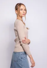 Cardigan negro elastizado de tejido de punto, corte al cuerpo, con cuello redondo y cierre frontal con botones a tono.