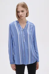Blusa color crudo con rayas verticales grises, cuello mao con abertura en V y mangas largas.