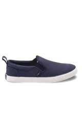Zapato de tela color tostado sin cordones, con suela blanca y diseño ligero.