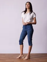 Pantalón capri de jean azul elastizado, marca One Five One. Pretina con pasadores, botón y cierre. Delantera con bolsillos. Trasera con bolsillos simulados.