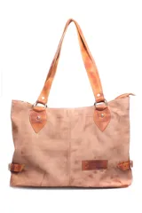 Bolso tote de cuero color marrón claro, con doble asa de cuero y cierre superior.