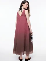 Vestido largo sin mangas con escote en V y diseño degradado de gris a negro.