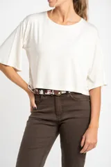 Remera de manga corta, color beige claro jaspeado, con corte al cuerpo y cuello redondo.