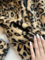 Chaqueta corta de piel sintética con estampado animal print.