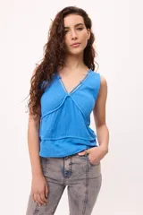 Musculosa celeste de algodón con escote en V y breteles finos.