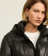 Campera puffer negra con capucha y cierre de cremallera.