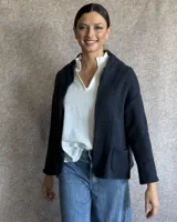Saco color gris charcoal, con corte relajado, bolsillos frontales y tejido suave.