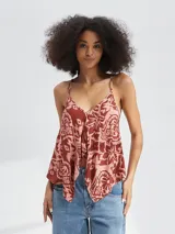 Musculosa con estampado abstracto en tonos rosados y marrones, con breteles finos y corte asimétrico.