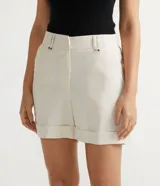 Short de sastrería color crudo, con cintura con doble trabillas y elástico en la espalda. El modelo está hecho de un material responsable y se ajusta muy bien, proporcionando comodidad y libertad de movimiento, perfecto para los días calurosos al aire libre.