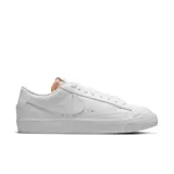 Championes Nike Blazer Bajo '77 de cuero blanco con logo Swoosh en el lateral y detalles en color crema en la lengüeta y el talón.