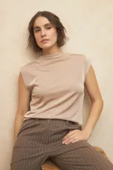 Top sin mangas color beige, con cuello recto, diseño elegante y sofisticado.