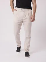 Pantalón de vestir color beige con finas rayas verticales, de corte recto y tiro medio.