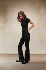 Jean de mujer color negro, tiro medio, corte Oxford (ligeramente acampanado desde la rodilla).