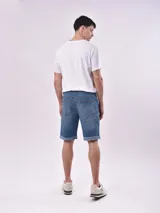 Bermuda de jean color celeste con dobladillo en la botamanga.