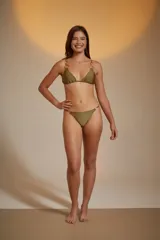 Conjunto de bikini color verde militar con detalles de aros dorados en los breteles y en los laterales de la bombacha.