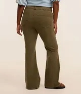 Pantalón flare de sarga color verde oliva, con cintura ancha, doble botón, cierre tradicional, trabillas, detalle de recortes y bolsillos.