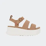 Sandalias con plataforma color beige, con tres tiras anchas sobre el empeine y tira trasera con hebilla ajustable.