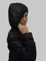Campera acolchada negra de nailon con relleno de plumón (90% plumón, 10% plumas), cierre frontal con cremallera, bolsillos laterales, cuello alto con capucha y diseño plegable.
