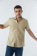 Camisa de hombre de algodón color beige con estampado de hojas, corte slim, manga corta, cartera abotonada y logo bordado.