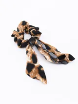 Coletero con estampado animal print marrón y negro, con lazo largo.