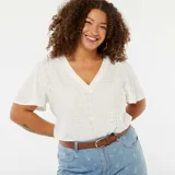 Camiseta blanca de punto calado con manga corta tipo murciélago y escote en V.