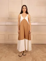 Vestido largo con breteles finos, corte debajo del busto y falda amplia con bloques de color marrón y blanco.