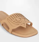 Sandalia de suela plana color beige, con diseño de goma en la parte superior.