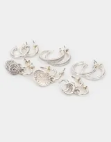 Set de seis pares de aros plateados con forma de argolla y dijes con texturas y diseños en bajo relieve.