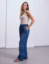 Pantalón ancho de lyocell color azul, con pretina ancha smock con lazo de ajuste y bolsillos verticales.