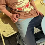 Pantalón de jean celeste con teñido acid wash y corte oversize estilo baggy. Presenta un estampado serigráfico en color óxido.