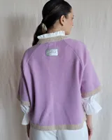 Sweater celeste de lana lambswool con cuello redondo y mangas 3/4.