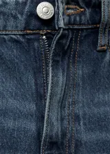 Pantalón de jean azul de corte recto, tiro medio y diseño largo. Cuenta con cierre de cremallera y botón, trabillas, cinco bolsillos y diseño estándar.