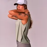 Musculosa deportiva verde con cuello redondo y sisas amplias.