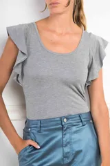 Remera gris de calce al cuerpo, con mangas cortas y volantes, confeccionada en mezcla de viscosa.