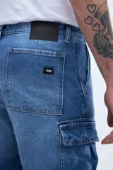 Bermuda de jean azul con bolsillos cargo laterales.