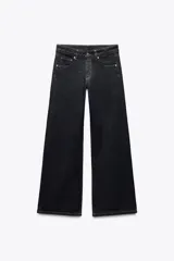 Jeans de tiro bajo con cintura con trabillas, cinco bolsillos, pespuntes marcados a contraste y pierna ancha.