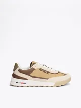 Zapatillas deportivas Tommy Hilfiger Classics, color beige con detalles en marrón y blanco. Confeccionadas en cuero y poliéster, con suela de goma y logo de la marca en el lateral.