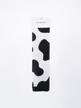 Pañuelo rectangular con estampado abstracto en tonos terracota, negro, blanco y beige.