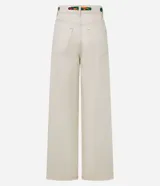 Pantalón wide leg color crudo, confeccionado en sarga de algodón, con trabillas en la cintura, cierre tradicional, bolsillos y costura contrastante aparente. Incluye cinturón pañuelo estampado.