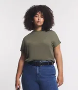 Blusa tipo muscle tee color verde militar, con escote redondo y sin sisas, confeccionada en ribana de viscosa y poliéster.