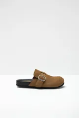 Zueco color beige de simil gamuza, con hebilla metálica ajustable.