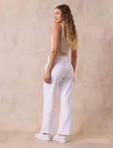 Pantalón blanco de tejido suave, marca Ruby Rd. Corte wide leg, con pretina ancha elastizada y bolsillos laterales.