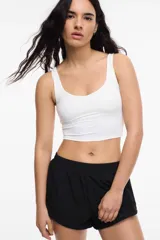 Top deportivo blanco de lycra, con espalda baja y copas removibles.