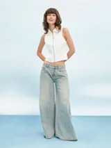 Pantalón de jean celeste de corte ancho con costuras verticales en el frente.