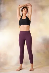 Calza larga de lycra negra, tiro alto y calce ajustado.