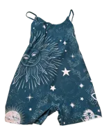 Enterito corto de lycra azul con estampado de soles, lunas, estrellas y planetas en blanco.