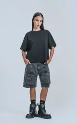 Bermuda de denim color gris oscuro con efecto desgastado, calce oversize, estilo cargo y múltiples bolsillos.