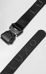 Cinturón negro de nylon con hebilla metálica de seguridad y logo de la marca grabado en la correa.