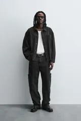 Pantalón relaxed fit confeccionado en denim de algodón color negro. Cuenta con bolsillos frontales, traseros de plastrón y bolsillos multifunción en las perneras. Tiene efecto lavado y cierre frontal con cremallera y botón.